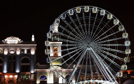 Hurry up and ride on the huge Ferris wheel on Kontraktova Square